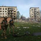Ucraina, la linea del fronte sta crollando: come evitare la guerra in Occidente? «Fornire maschere antigas e abbattere missili come in Israele»