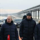 Putin visita ponte in Crimea colpito a ottobre