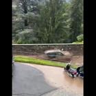 Maltempo sul lago di Como, le auto vengono spazzate via dall'acqua