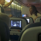 Donna vuole bere il suo vino e a bordo dell'aereo scoppia una lite: volo deviato e passeggera arrestata