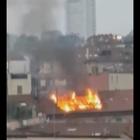 Le fiamme sul tetto del palazzo Video