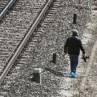Uomo vaga sui binari a Firenze, traffico ferroviario in tilt: cancellati 10 treni