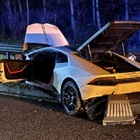 Non si ferma all'alt della polizia e si schianta con la Lamborghini Huracán da 300mila euro: la supercar distrutta, lui fugge a piedi