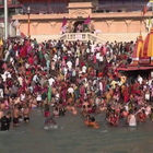 India, migliaia di persone per il bagno sacro 