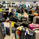 Caos aeroporti, centinaia di bagagli persi 