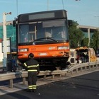 Bus tamponato dal camion "sale" sopra il guard rail: 24 persone ferite