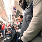 Virus Londra, morti record in Europa ma ritorno in metro senza mascherine: ressa e polemiche