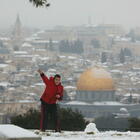 Israele, ondata di gelo su Gerusalemme: la città si risveglia coperta di neve