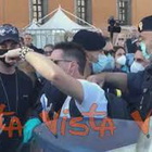 “No mask” a piazza San Giovanni, manifestante portato via dalla Polizia