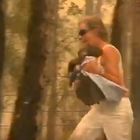 Vede un koala in difficoltà nel mezzo di un incendio, donna si getta tra i carboni per salvarlo