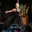 Oscar, momenti "intimi" tra Lady Gaga e Bradley Cooper. E Irina?
