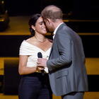 Harry e Meghan Markle, il bacio sul palco degli Invictus Games e la dedica: «So che la pensate come me»