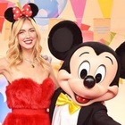 Chiara Ferragni madrina di Topolino 90: tutti gli outfit scelti a Disneyland Paris