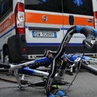 Incidente stradale: travolto da un'auto mentre pedalava, morto ciclista