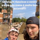 Cricca, il cantante di Amici a Faenza a spalare il fango: «Venite a dare una mano»