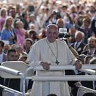 Papa Francesco invia aiuti per 500.000 dollari ai migranti fermi in Messico alla frontiera Usa