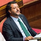 Salvini: «Governo finito per colpa dei no. A Mattarella chiedo il voto». E bacia il crocifisso in Aula
