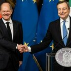 Omicron, Draghi: «Per le nuove misure aspettiamo i dati Omicron. Giovedì cabina di regia». Scholz: Italia modello da seguire