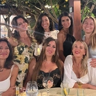 Alessia Marcuzzi a Capri con le amiche, inseguite dai "fantasmi" dopo cena: «Vi devo riprendere»