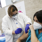 Vaccino anti Covid, i vaccinati in Italia sono quasi 33mila. Friuli, Bolzano e Lazio le più «virtuose»