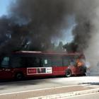 Roma, ancora un autobus a fuoco in via Carmelo Bene
