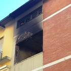 Incendio da paura in una palazzina. Il capofamiglia: «Ho salvato i miei figli dalle fiamme»