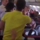 Russia, passeggero ubriaco picchia la compagna di viaggio: caos a bordo di un aereo