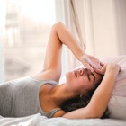 Risveglio col mal di testa? Secondo lo studio, succede a 1 persona su 13. Ecco perché e come evitarlo: i trucchi per dormire bene
