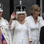 Regina Camilla, le dame d'eccezione “old” dell'incoronazione: chi sono (le "teste cotonate") Annabel Elliot e Lady Lansdowne (74 e 68 anni)