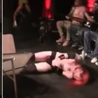 Il wrestler si lancia dalle corde ma sbatte la testa in terra e si rompe il cranio