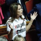 La leghista Borgonzoni al Senato con la maglia «Parliamo di Bibbiano»