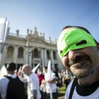 Negazionisti e No-mask a Roma, manifestante fermato dalla polizia: tensione in piazza