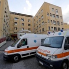 Sequestro ambulanza a Napoli, i medici chiedono aiuto: «Esercito nel pronto soccorso»
