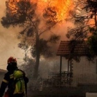 Incendi in Grecia, evacuati 1200 bambini da un campeggio estivo vicino Corinto