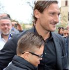 Roma, Totti visita a sorpresa il Bambino Gesù: «Vi aiuterò a costruire il nuovo ospedale», l'emozione di Tommy