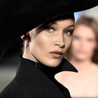 Bella Hadid sconfessa Victoria's Secret: «Mai sentita sexy a sfilare in mutande. Meglio Fenty di Rihanna»