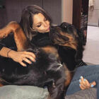 Scrive un post sul suo Rottweiler: «È come un figlio per me». Poco dopo il cane la sbrana