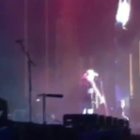 Il cantante fugge dopo i primi colpi sulla folla: è strage al concerto Video