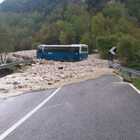 Frosinone: bus Cotral travolto da frana a San Biagio, auto trascinata nel fiume dopo crollo di un ponte a Picinisco
