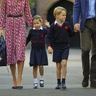 Kate, William e George con la piccola Charlotte per il suo primo giorno di scuola
