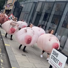 A Londra va in scena la protesta dei seni contro la censura di Facebook