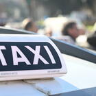 Roma, tassista rifiuta la cliente disabile: multa da 600 euro. A Termini lasciata un'anziana in carrozzina