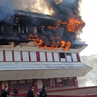 Roma, incendio nella caserma dei carabinieri a Tor di Quinto: militare si lancia dalla finestra