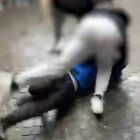 Rissa in stazione, bullo 15enne picchia due studenti: uno cade a terra e lui lo prende a calci sul viso