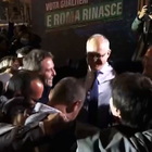 Elezioni Roma, Gualtieri festeggia insieme ai presidenti di municipio e abbraccia i supporter in piazza