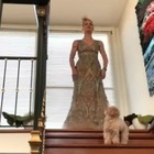 Michelle Hunziker stile Sanremo sulle scale di casa, ma è bufera social per un dettaglio