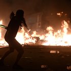 Barcellona, guerriglia in piazza: incendi e scontri, 62 feriti e 17 arresti