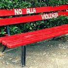 Una panchina rossa contro la violenza sulle donne all'ospedale San Giovanni