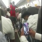 Turbolenze su un aereo: 17 feriti. Un passeggero: «15 minuti di terrore, i peggiori della mia vita»