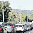 Roma, la grande fuga dai mezzi pubblici: «In strada 230 mila auto in più»